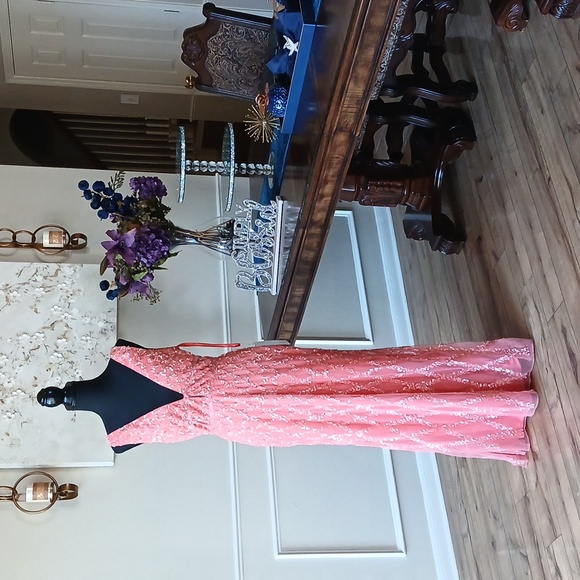 New Mac Duggal Coral Embellished Floor-length Gown. Size 8 - Picture 4 of 17